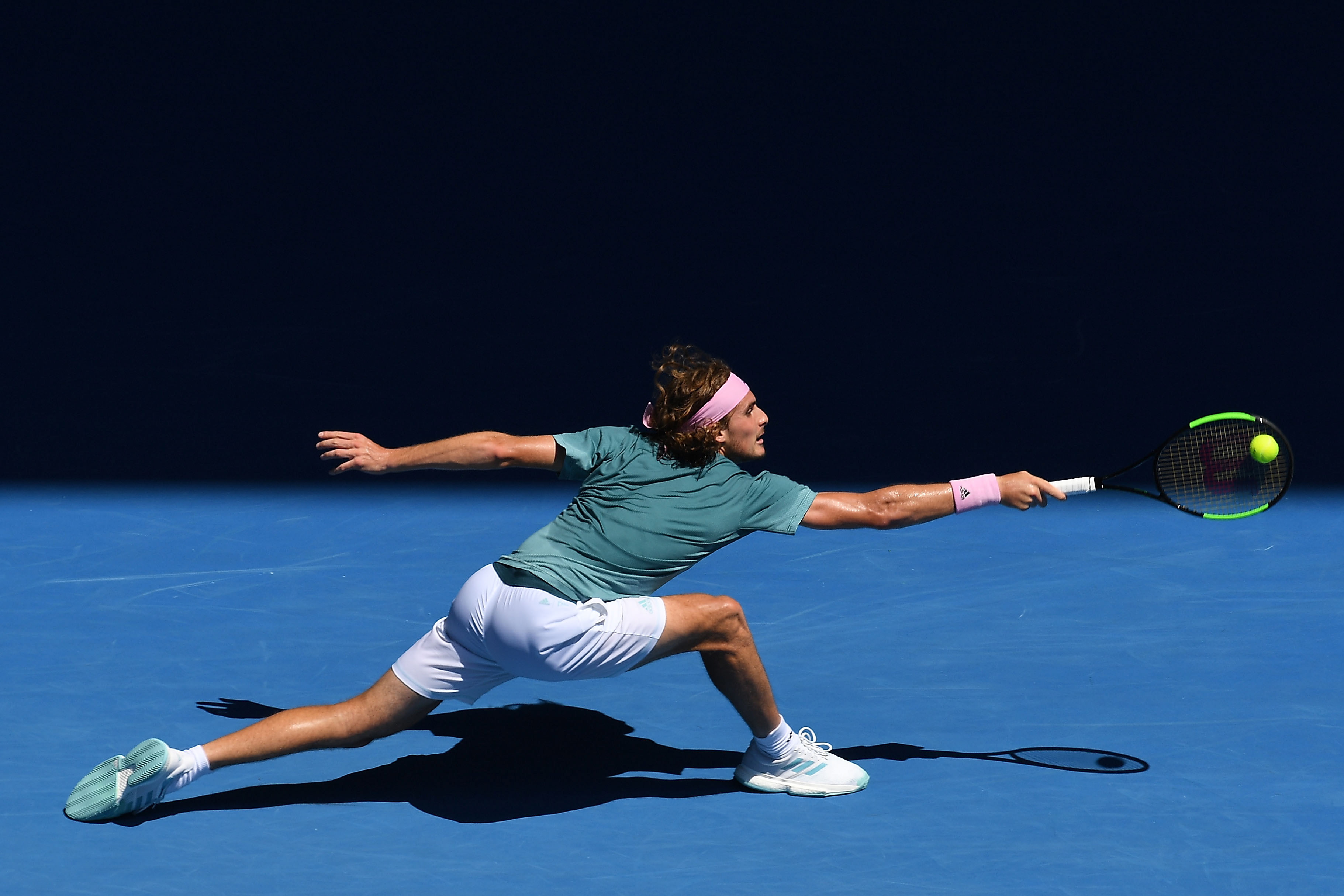 开云体育APP下载-英国网球队鏖战意大利网球队,西西帕斯三分雨点燃全场