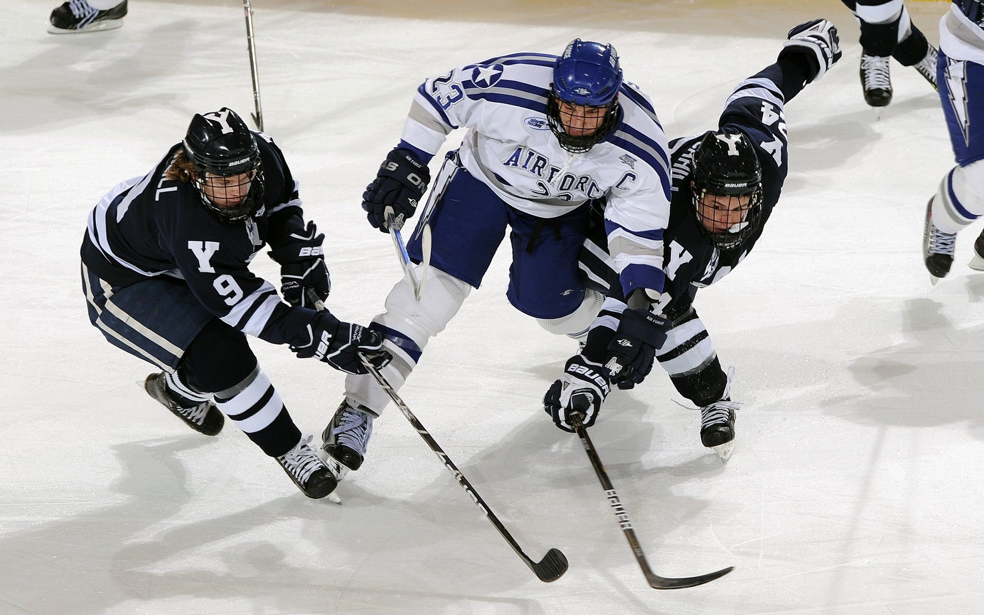 赛道风暴,拉塞尔统治全场,迈凯伦横扫阿斯顿马丁
